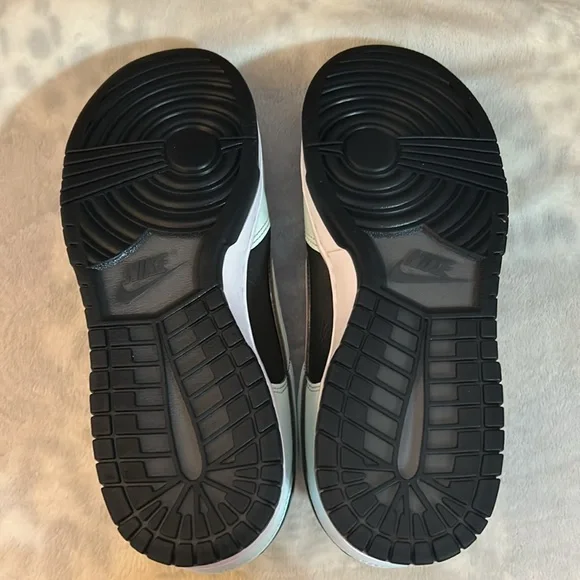 Nike Dunk Low Retro PRM Smoke Grey/Barley Green Size 10.5 US Mens SKU FZ1670-001 - Picture 6 of 8